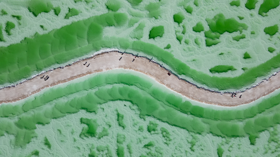 在茫崖翡翠湖，感受大自然神奇的色彩