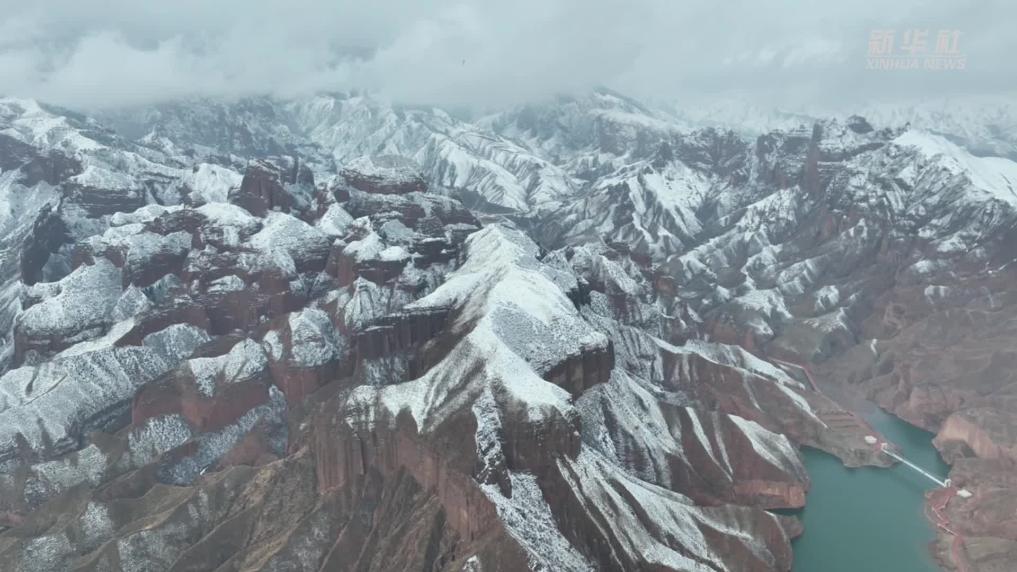 青海黃南：雪潤丹霞美